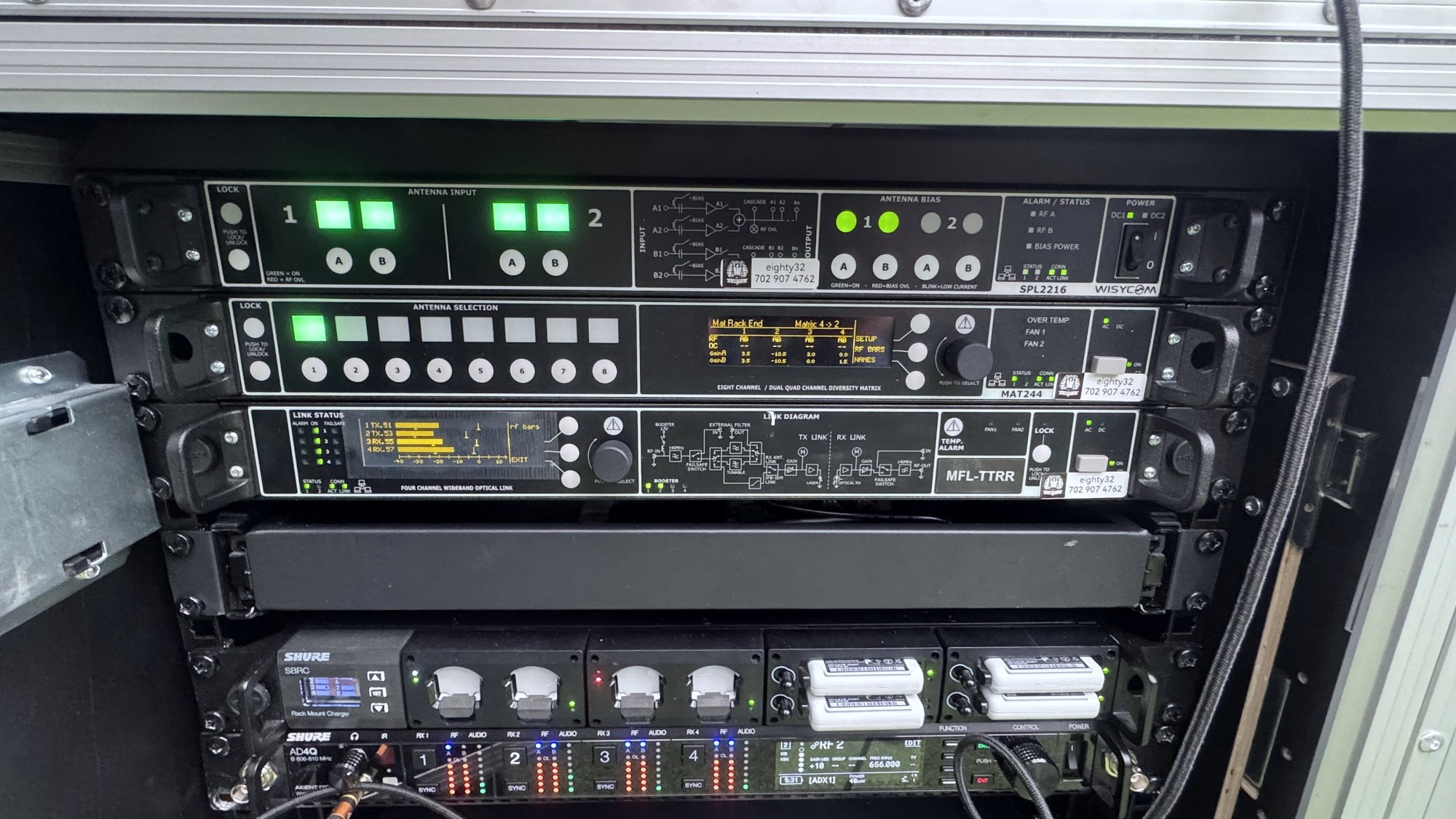 RF distribution rack with passive splitter, diversity combiner and optical link